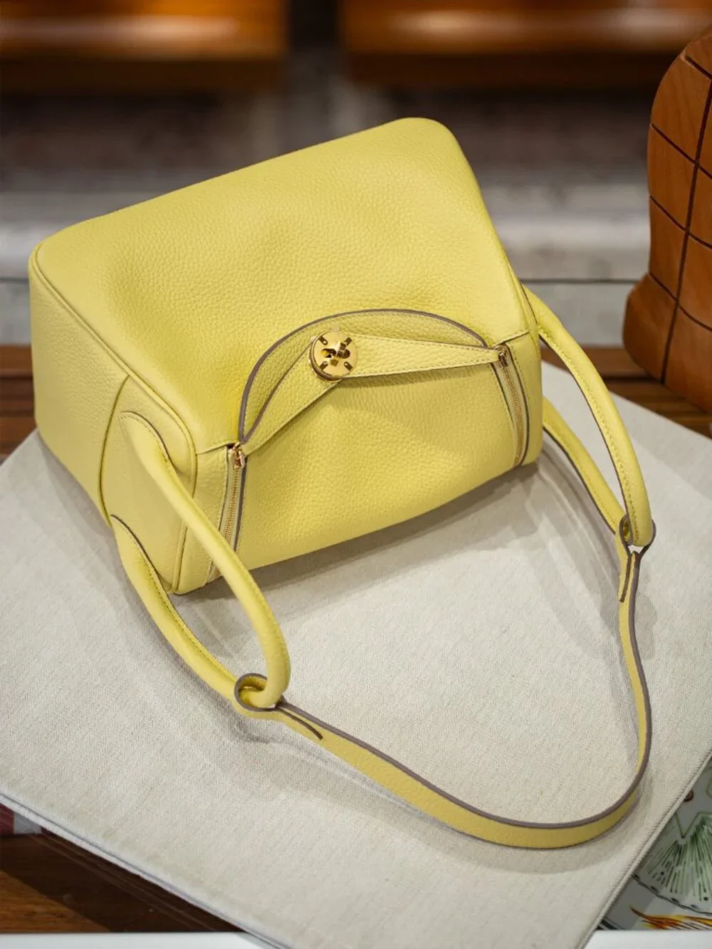 Sophisticated Genuine Leather Tote 26cm - Timeless Everyday Shoulder Bag - Picture 4 of 8